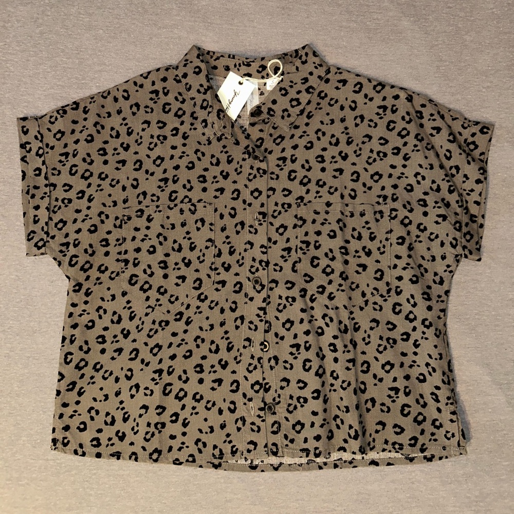 Cheetah Button Shirt size Small